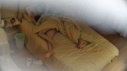 民宿酒店  极品美女跟种马男友住店 被各种暴操 抠逼抠到狂喷水 把床单打湿一大片 截图5