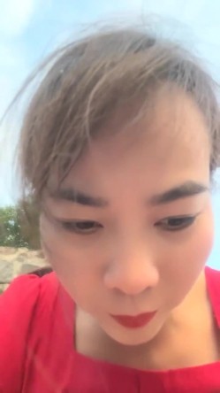 离异人妻，【单身少妇】，天气炎热寻刺激，户外小溪还有那么多人，脱光游一会儿，美景当前可惜无人观看 截图1