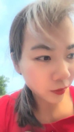 离异人妻，【单身少妇】，天气炎热寻刺激，户外小溪还有那么多人，脱光游一会儿，美景当前可惜无人观看 截图2
