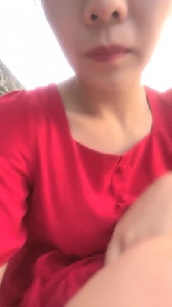 离异人妻，【单身少妇】，天气炎热寻刺激，户外小溪还有那么多人，脱光游一会儿，美景当前可惜无人观看 截图3