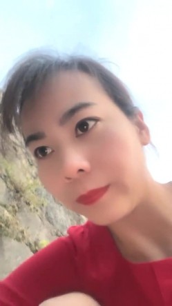 离异人妻，【单身少妇】，天气炎热寻刺激，户外小溪还有那么多人，脱光游一会儿，美景当前可惜无人观看 截图4