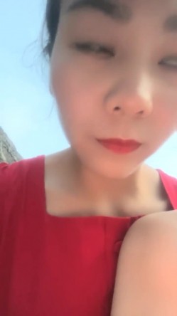 离异人妻，【单身少妇】，天气炎热寻刺激，户外小溪还有那么多人，脱光游一会儿，美景当前可惜无人观看 截图7