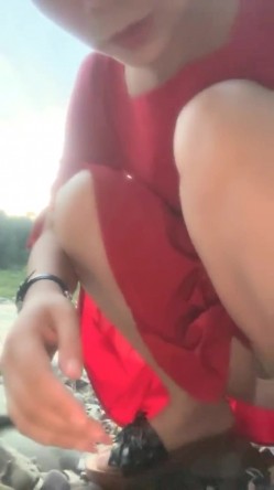离异人妻，【单身少妇】，天气炎热寻刺激，户外小溪还有那么多人，脱光游一会儿，美景当前可惜无人观看 截图8