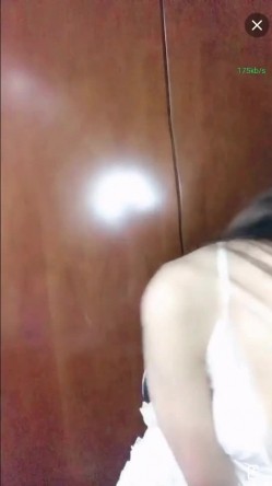 极品中的极品美少女下海【小可爱】守了几天终于脱衣服了，很爽很诱惑啊 截图2