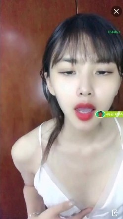 极品中的极品美少女下海【小可爱】守了几天终于脱衣服了，很爽很诱惑啊 截图4