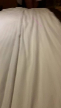 和台湾风韵少妇约看电影忍不住中途跑卫生间里口爱，回到家才发现她原来那么骚骑上去就不肯下来了太勾魂了 截图1