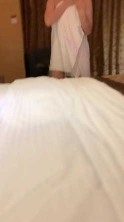 和台湾风韵少妇约看电影忍不住中途跑卫生间里口爱，回到家才发现她原来那么骚骑上去就不肯下来了太勾魂了 截图4