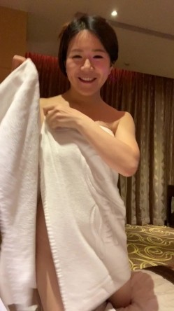 和台湾风韵少妇约看电影忍不住中途跑卫生间里口爱，回到家才发现她原来那么骚骑上去就不肯下来了太勾魂了 截图8