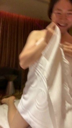 和台湾风韵少妇约看电影忍不住中途跑卫生间里口爱，回到家才发现她原来那么骚骑上去就不肯下来了太勾魂了 截图9