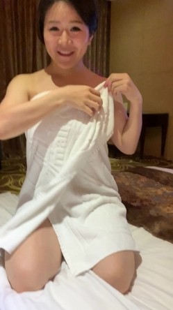 和台湾风韵少妇约看电影忍不住中途跑卫生间里口爱，回到家才发现她原来那么骚骑上去就不肯下来了太勾魂了 截图14