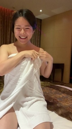 和台湾风韵少妇约看电影忍不住中途跑卫生间里口爱，回到家才发现她原来那么骚骑上去就不肯下来了太勾魂了 截图16