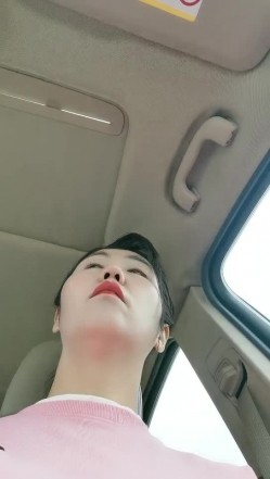 敞亮男女激情户外啪啪，全程露脸在乡间小路上脱光激情车内啪啪，口交大鸡巴主动上位让鸡巴顶撞花心真刺激 截图1