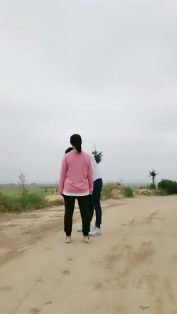 敞亮男女激情户外啪啪，全程露脸在乡间小路上脱光激情车内啪啪，口交大鸡巴主动上位让鸡巴顶撞花心真刺激 截图8