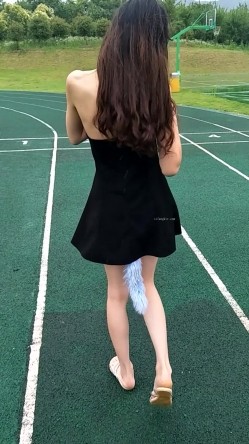 性感骚婊尤物女神【小喵】操场被操 户外露出啪啪 三女互舔 强制口爆 极其淫荡，SSS极品尤物 腰部以下全是腿 截图2