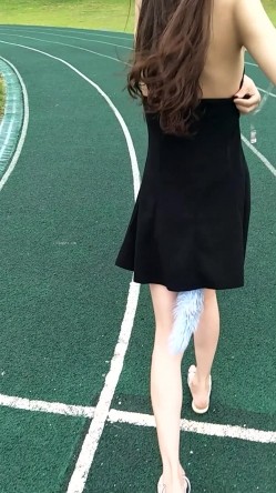 性感骚婊尤物女神【小喵】操场被操 户外露出啪啪 三女互舔 强制口爆 极其淫荡，SSS极品尤物 腰部以下全是腿 截图3