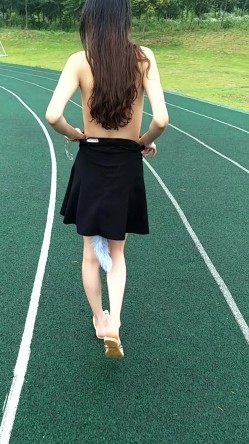 性感骚婊尤物女神【小喵】操场被操 户外露出啪啪 三女互舔 强制口爆 极其淫荡，SSS极品尤物 腰部以下全是腿 截图4