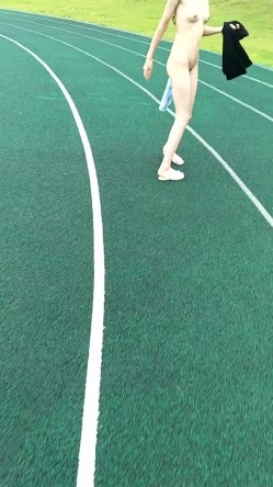 性感骚婊尤物女神【小喵】操场被操 户外露出啪啪 三女互舔 强制口爆 极其淫荡，SSS极品尤物 腰部以下全是腿 截图7