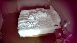 天眼酒店高清偷拍连续几天入住的奇葩小情侣整天裸睡不啪啪只会对着平板跳操 截图11