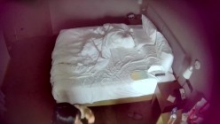天眼酒店高清偷拍连续几天入住的奇葩小情侣整天裸睡不啪啪只会对着平板跳操 截图12