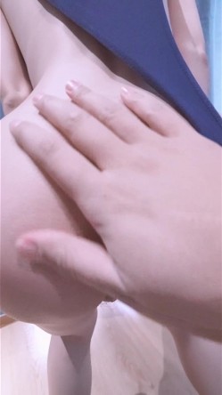 邀请摄影师到屋里来，记录下最美的年龄，即使摄影师见过再多的美人模特良家美女，也把持不住，伸手过来 啊~美！ 截图7