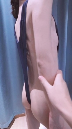 邀请摄影师到屋里来，记录下最美的年龄，即使摄影师见过再多的美人模特良家美女，也把持不住，伸手过来 啊~美！ 截图11