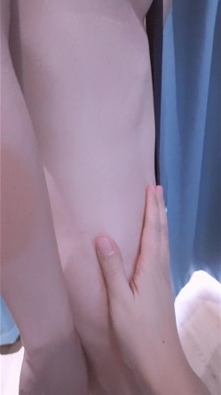 邀请摄影师到屋里来，记录下最美的年龄，即使摄影师见过再多的美人模特良家美女，也把持不住，伸手过来 啊~美！ 截图13