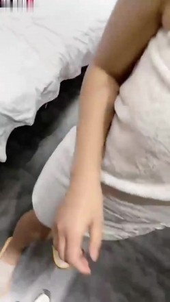 和前女友偷情~一开始还有点反对 ~不要这样嘛，一会我男朋友回来了~推到床上摸几下就发骚了~干她一炮再说！ 截图1