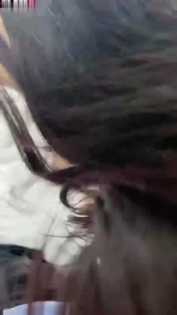 和前女友偷情~一开始还有点反对 ~不要这样嘛，一会我男朋友回来了~推到床上摸几下就发骚了~干她一炮再说！ 截图7