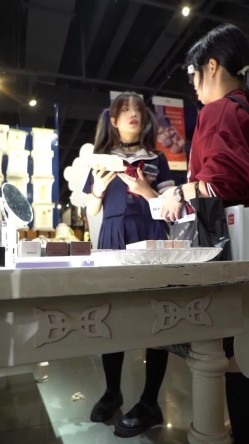 名门夜宴CD系列偷拍大师游戏展会偷拍双马尾制服jk小姐姐戴项圈性感粉窄内+电玩城的主持人浅绿色jk配粉内 截图7