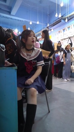 名门夜宴CD系列偷拍大师游戏展会偷拍双马尾制服jk小姐姐戴项圈性感粉窄内+电玩城的主持人浅绿色jk配粉内 截图15