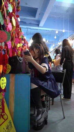 名门夜宴CD系列偷拍大师游戏展会偷拍双马尾制服jk小姐姐戴项圈性感粉窄内+电玩城的主持人浅绿色jk配粉内 截图16
