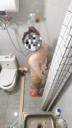 海角社区变态房东封神之作 ️偷拍美女租客洗澡下药迷奸畅玩二小时 截图2