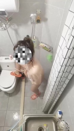 海角社区变态房东封神之作 ️偷拍美女租客洗澡下药迷奸畅玩二小时 截图3