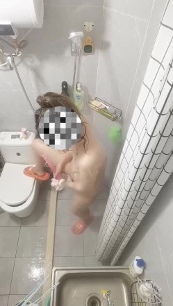 海角社区变态房东封神之作 ️偷拍美女租客洗澡下药迷奸畅玩二小时 截图4