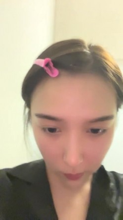 明星脸，几万粉丝的小网红【偷走一头猪】清秀女神~长腿骚舞~道具黑牛~逼会下蛋，走在街上回头率肯定高！~撸管佳作 截图2