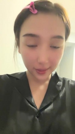 明星脸，几万粉丝的小网红【偷走一头猪】清秀女神~长腿骚舞~道具黑牛~逼会下蛋，走在街上回头率肯定高！~撸管佳作 截图3