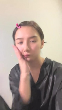 明星脸，几万粉丝的小网红【偷走一头猪】清秀女神~长腿骚舞~道具黑牛~逼会下蛋，走在街上回头率肯定高！~撸管佳作 截图4