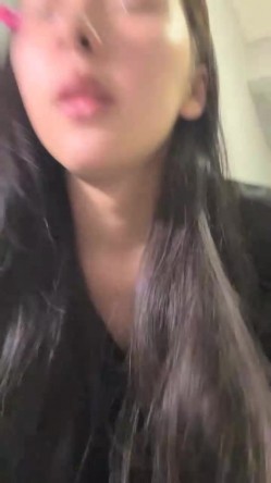 明星脸，几万粉丝的小网红【偷走一头猪】清秀女神~长腿骚舞~道具黑牛~逼会下蛋，走在街上回头率肯定高！~撸管佳作 截图7