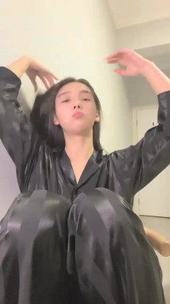 明星脸，几万粉丝的小网红【偷走一头猪】清秀女神~长腿骚舞~道具黑牛~逼会下蛋，走在街上回头率肯定高！~撸管佳作 截图8