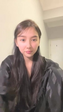 明星脸，几万粉丝的小网红【偷走一头猪】清秀女神~长腿骚舞~道具黑牛~逼会下蛋，走在街上回头率肯定高！~撸管佳作 截图9
