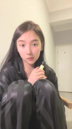 明星脸，几万粉丝的小网红【偷走一头猪】清秀女神~长腿骚舞~道具黑牛~逼会下蛋，走在街上回头率肯定高！~撸管佳作 截图10