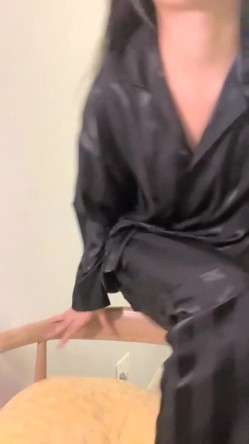 明星脸，几万粉丝的小网红【偷走一头猪】清秀女神~长腿骚舞~道具黑牛~逼会下蛋，走在街上回头率肯定高！~撸管佳作 截图13