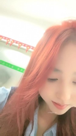 胆子太大了，女神办公！~【奶白兔兔】颜值女神办公室跳蛋 厕所流白浆，同事就在旁边，超刺激 截图1