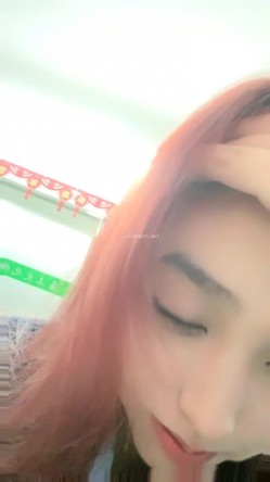 胆子太大了，女神办公！~【奶白兔兔】颜值女神办公室跳蛋 厕所流白浆，同事就在旁边，超刺激 截图4