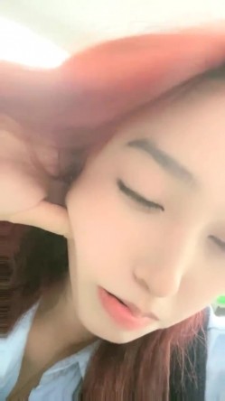 胆子太大了，女神办公！~【奶白兔兔】颜值女神办公室跳蛋 厕所流白浆，同事就在旁边，超刺激 截图5