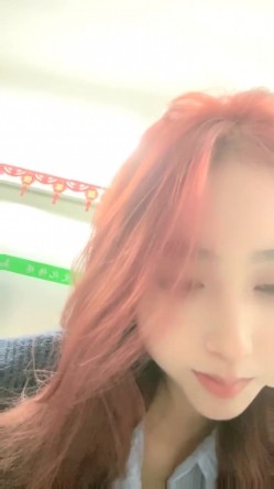 胆子太大了，女神办公！~【奶白兔兔】颜值女神办公室跳蛋 厕所流白浆，同事就在旁边，超刺激 截图11