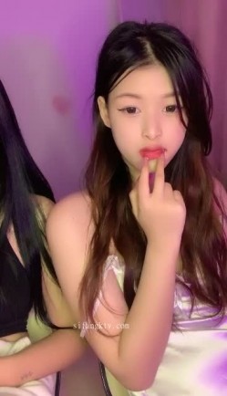 【涵涵和璐璐】，刚下海就被干了，懵懂的眼神，少女的肉体，无套内射 截图3