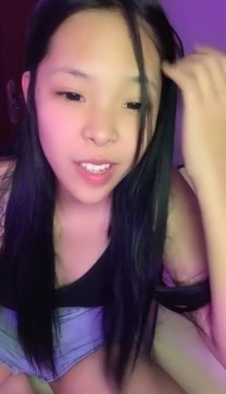 【涵涵和璐璐】，刚下海就被干了，懵懂的眼神，少女的肉体，无套内射 截图13