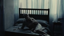 香港御姐女星【吴家丽】，限制级满天星电影《红夜》化身皮衣黑丝女王，性虐清纯少女，乳胶真空窒息后虐杀，太残暴了！ 截图4