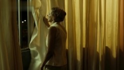 香港御姐女星【吴家丽】，限制级满天星电影《红夜》化身皮衣黑丝女王，性虐清纯少女，乳胶真空窒息后虐杀，太残暴了！ 截图7